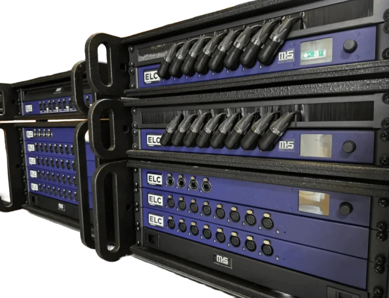 ELC dmXLAN Nodes met DMX-aansluitingen gemonteerd in zwarte racks
