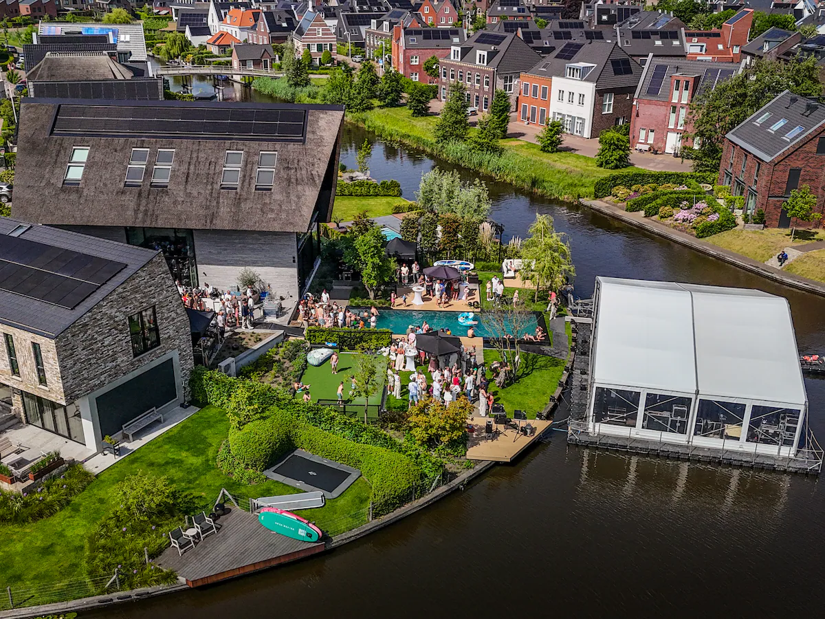 Drone shot van een prive feest met het podium op het water