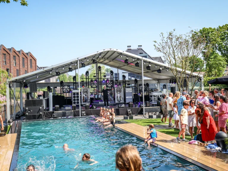 Het podium met al het licht en geluid techniek