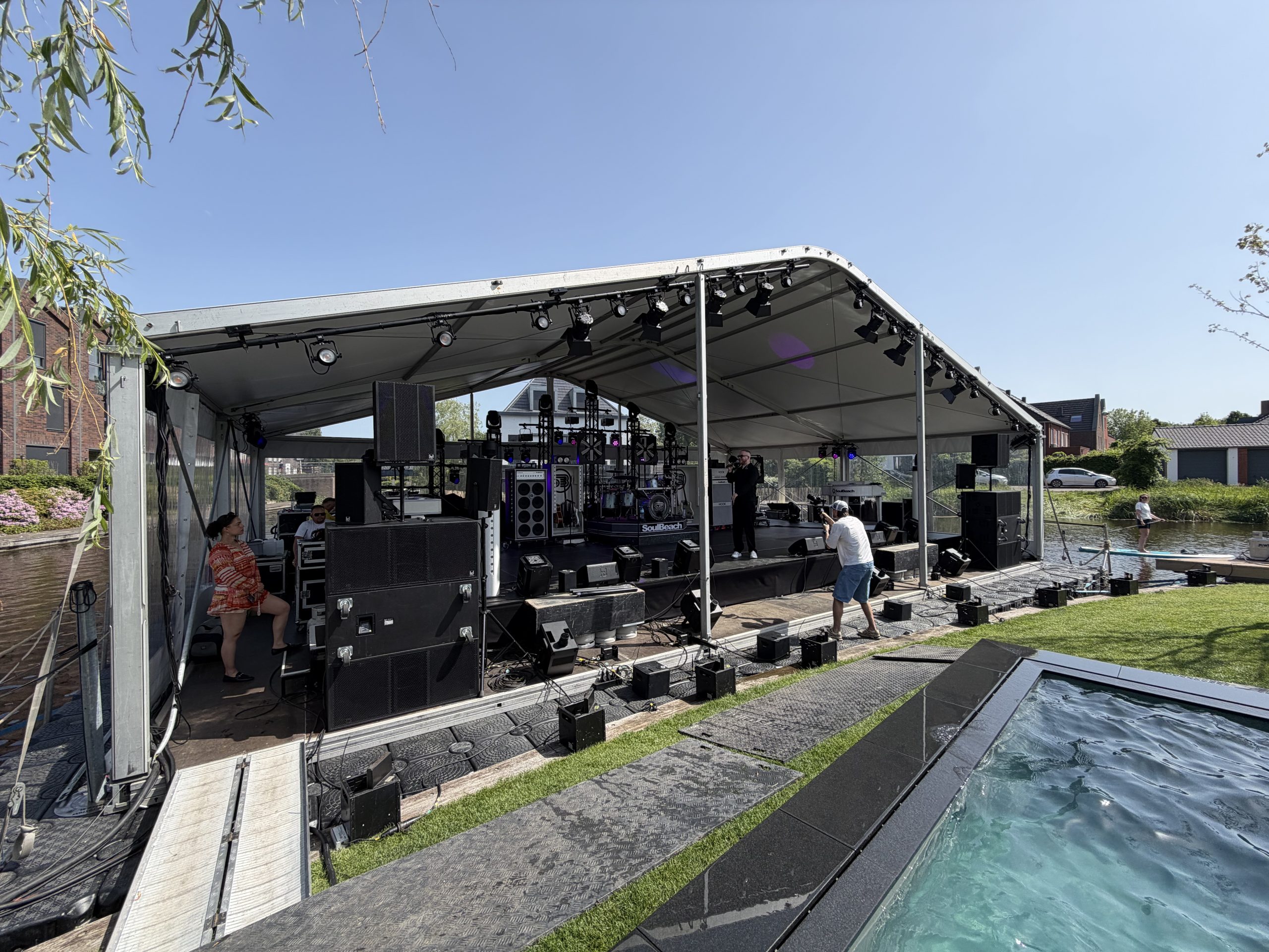 Foto van de opbouw en de repetitie van het licht en geluid